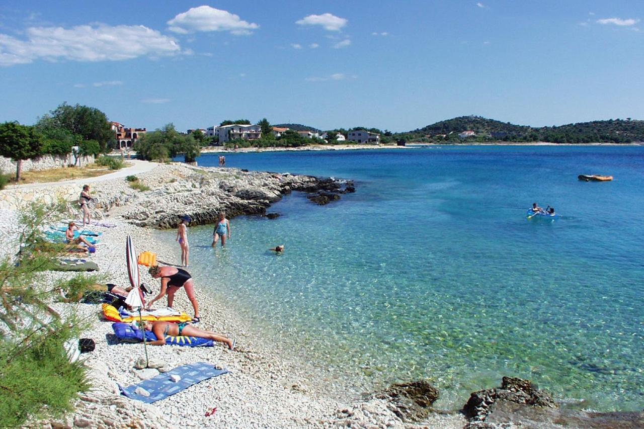 Family Friendly Seaside Apartments Rogoznica - 2010 Экстерьер фото