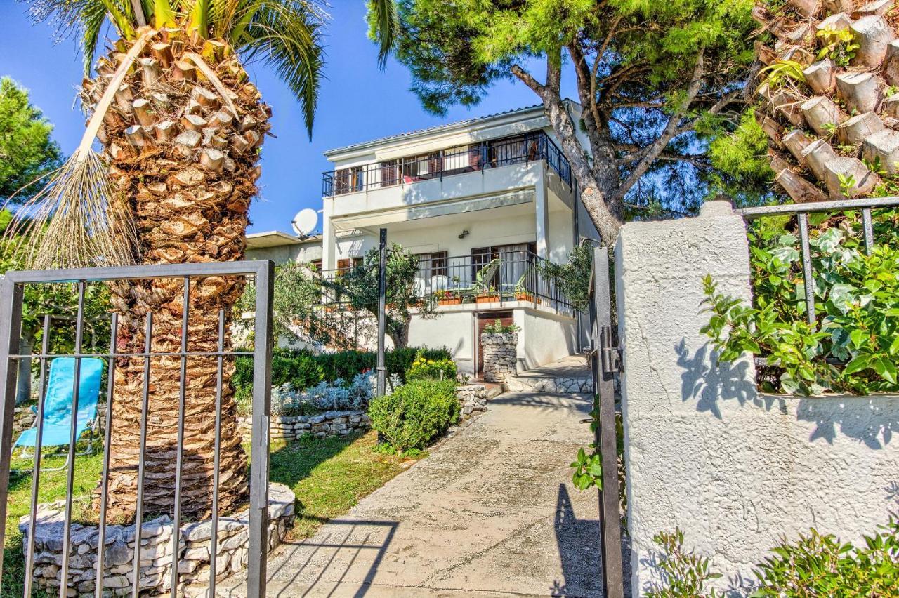 Family Friendly Seaside Apartments Rogoznica - 2010 Экстерьер фото