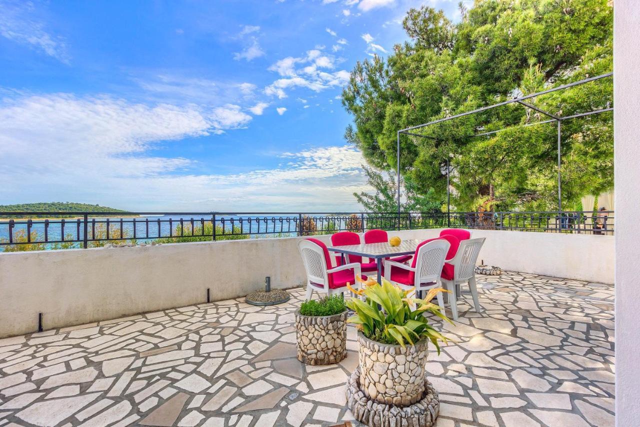 Family Friendly Seaside Apartments Rogoznica - 2010 Экстерьер фото