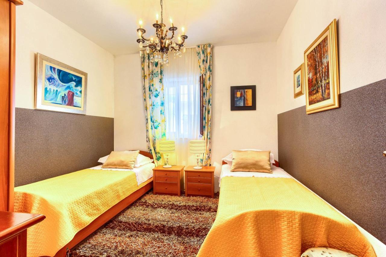 Family Friendly Seaside Apartments Rogoznica - 2010 Экстерьер фото