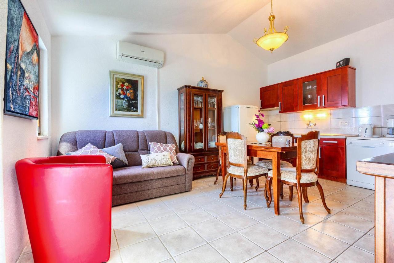 Family Friendly Seaside Apartments Rogoznica - 2010 Экстерьер фото