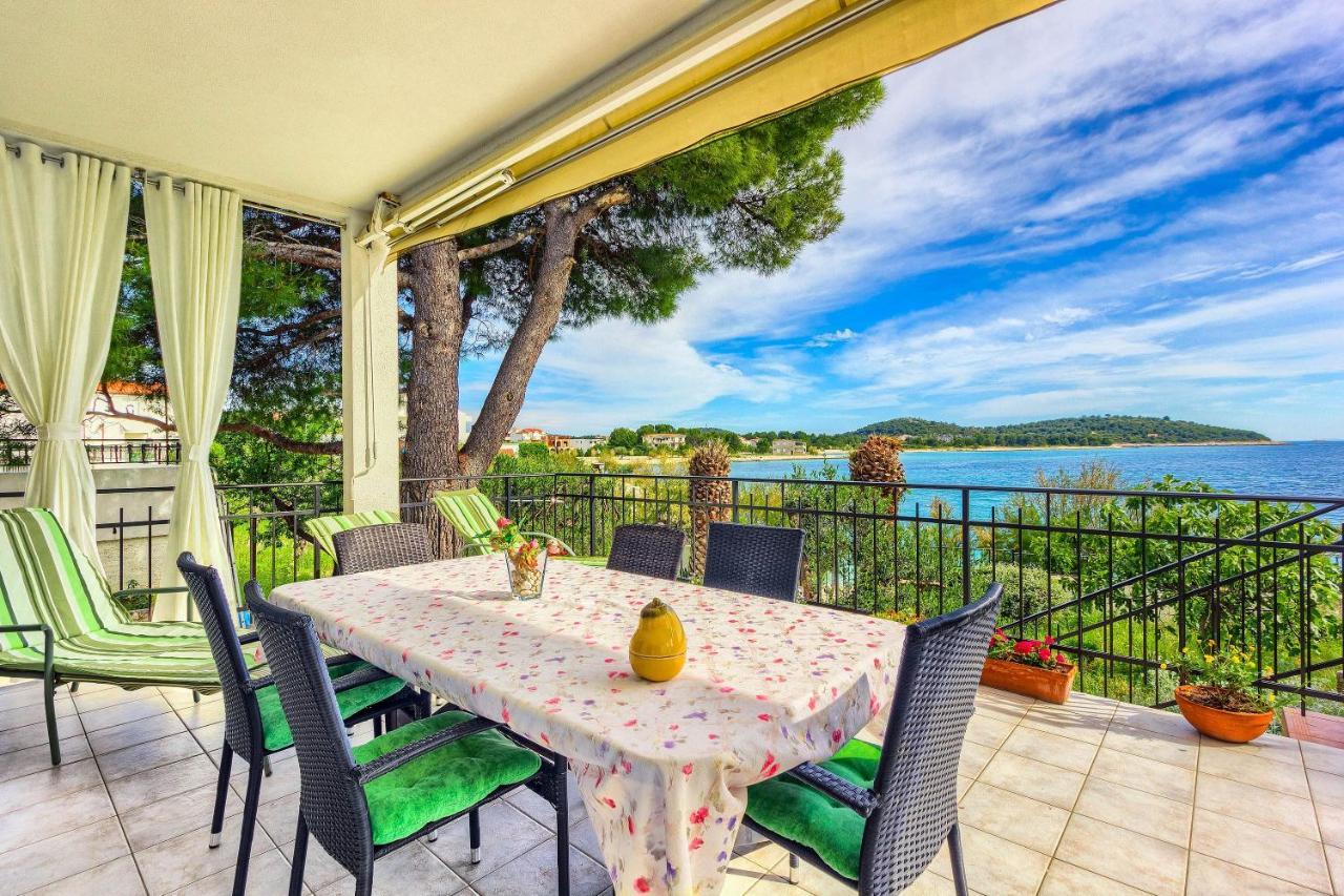Family Friendly Seaside Apartments Rogoznica - 2010 Экстерьер фото