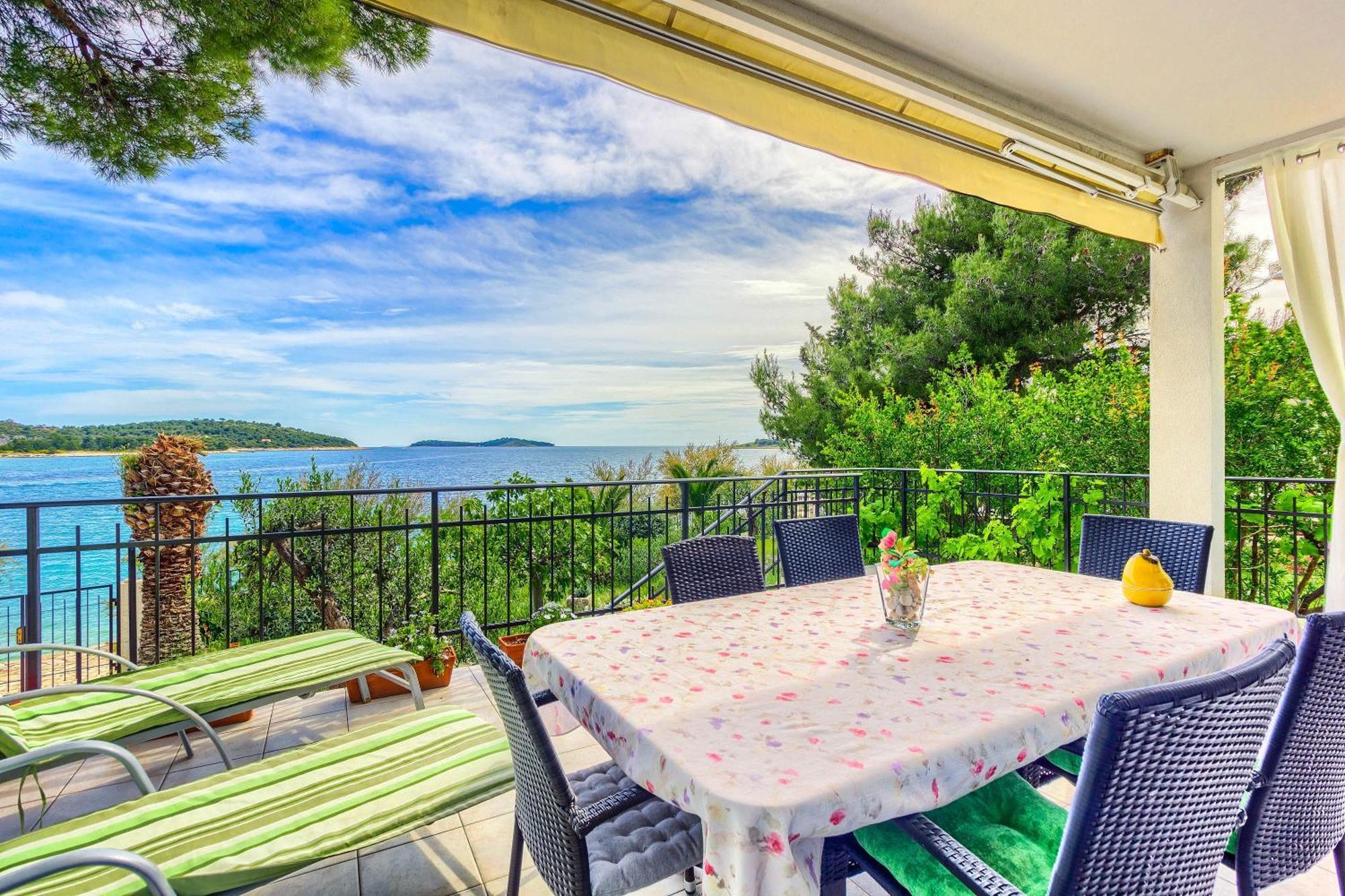Family Friendly Seaside Apartments Rogoznica - 2010 Экстерьер фото