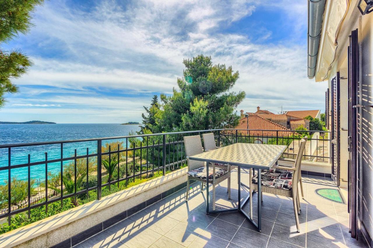 Family Friendly Seaside Apartments Rogoznica - 2010 Экстерьер фото