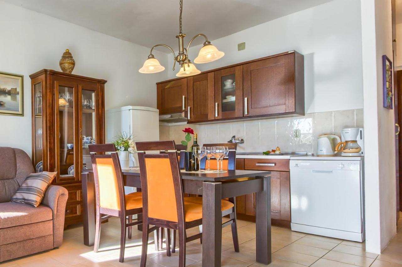 Family Friendly Seaside Apartments Rogoznica - 2010 Экстерьер фото