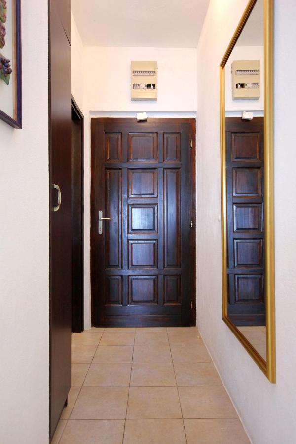 Family Friendly Seaside Apartments Rogoznica - 2010 Экстерьер фото