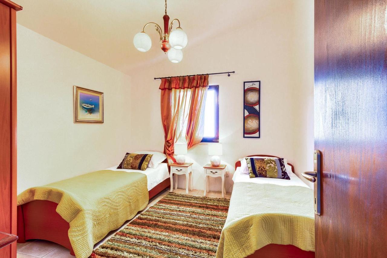 Family Friendly Seaside Apartments Rogoznica - 2010 Экстерьер фото